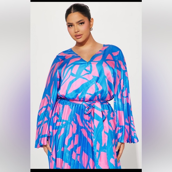🩷FASHION NOVA NWT SATIN WRAP STYLE NECK, ELASTIC WAIST & PLEATED DETAILS. - Picture 4 of 7